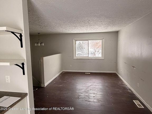 4th image of 615 Jennie St