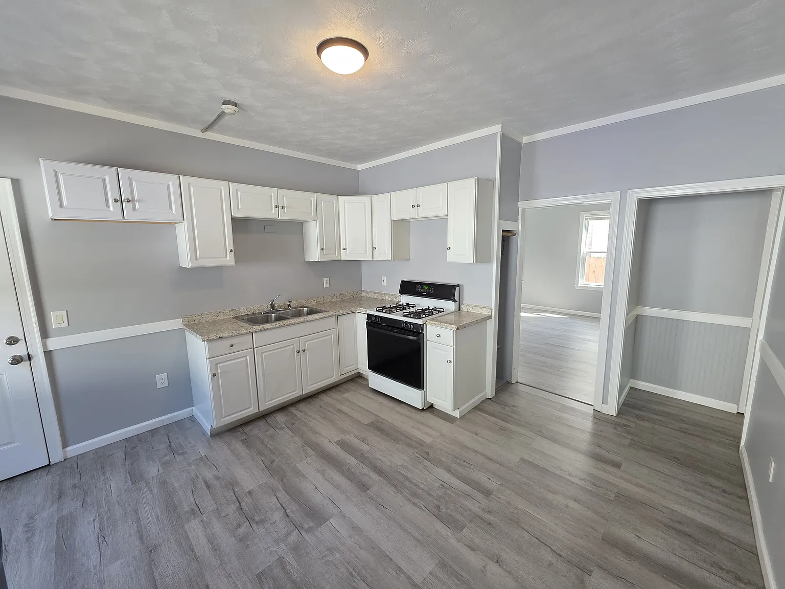  888 Branch Ave 1stflr 2b/1b Updated Greatlocale! Nopets Spacious Prkg — Photo 1
