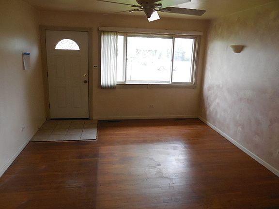 2nd image of 34 W Fullerton Ave
