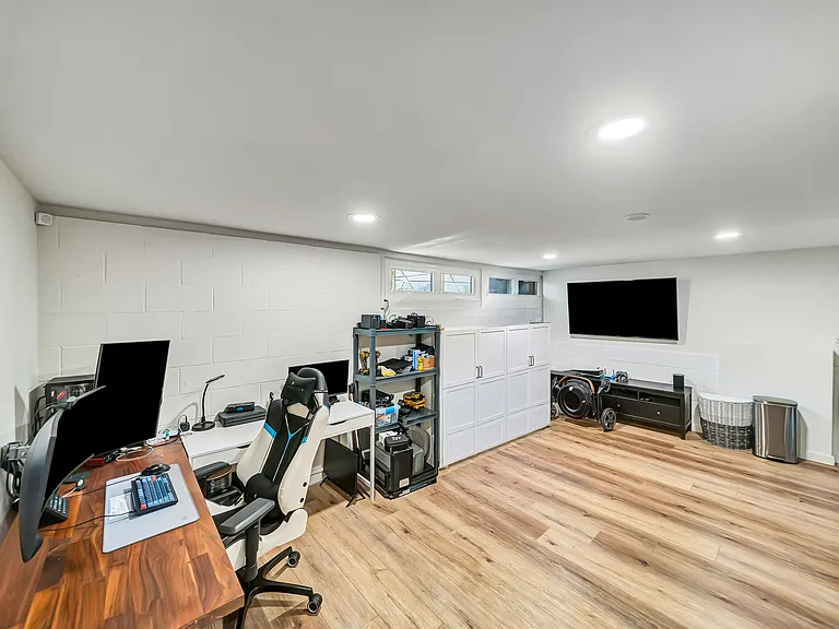 10231 Independence Ave — Photo 22