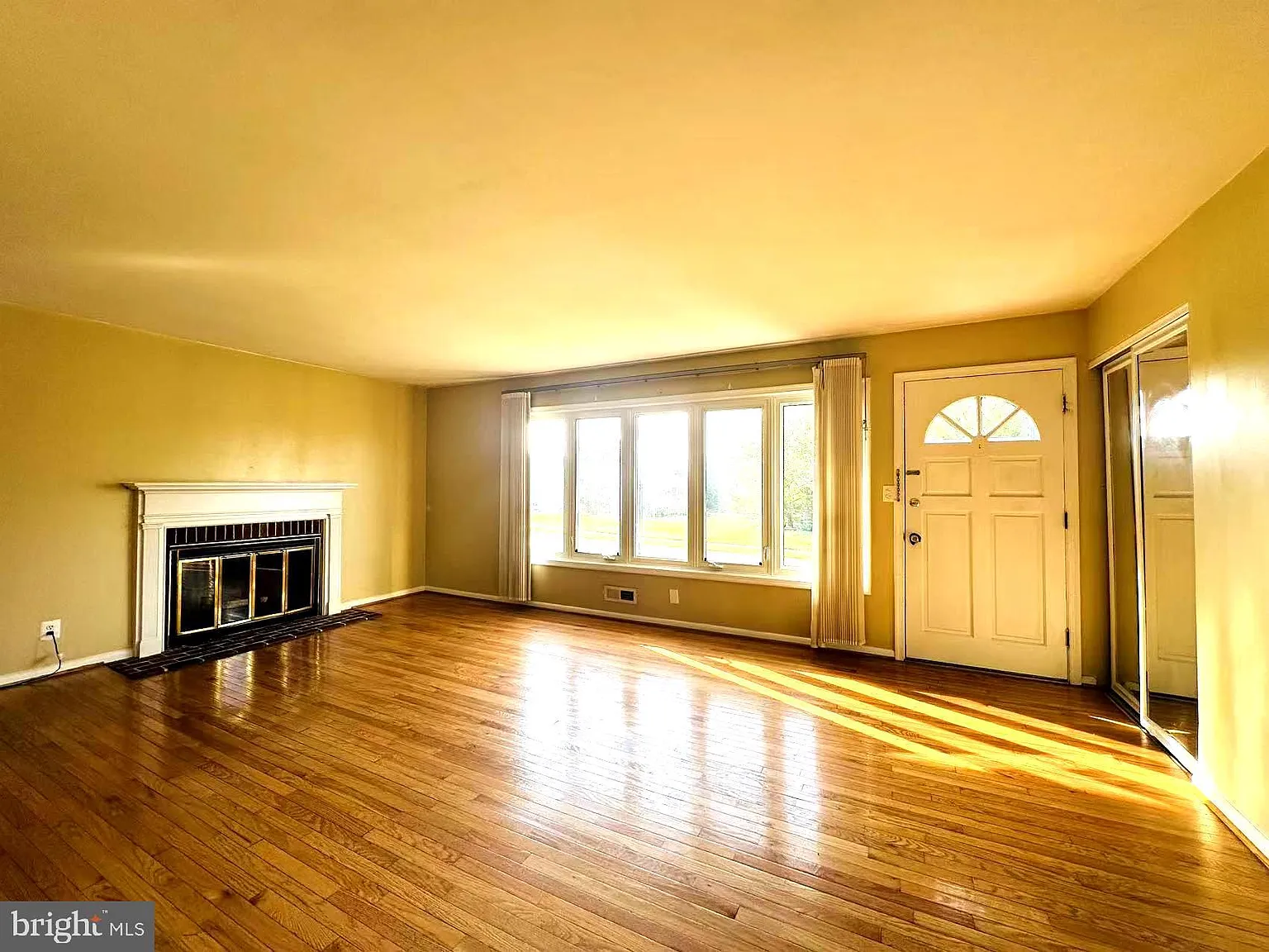 3 bed, 2.5 bath, 1998 sqft, $2,950 — Photo 2