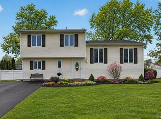 92 Nimbus Rd, Holbrook, NY 11741