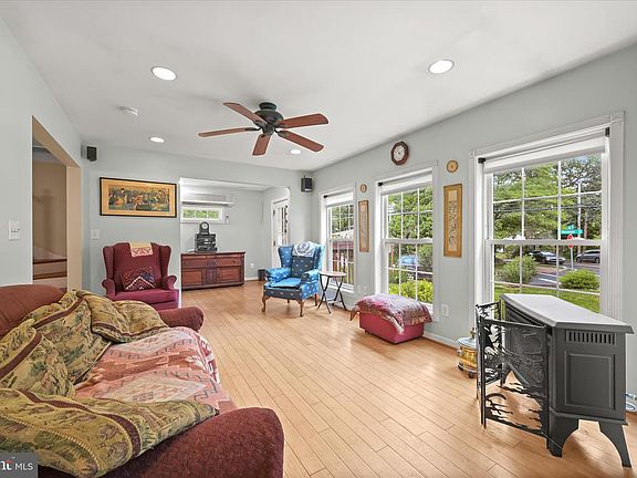4th image of 301 Dale Dr