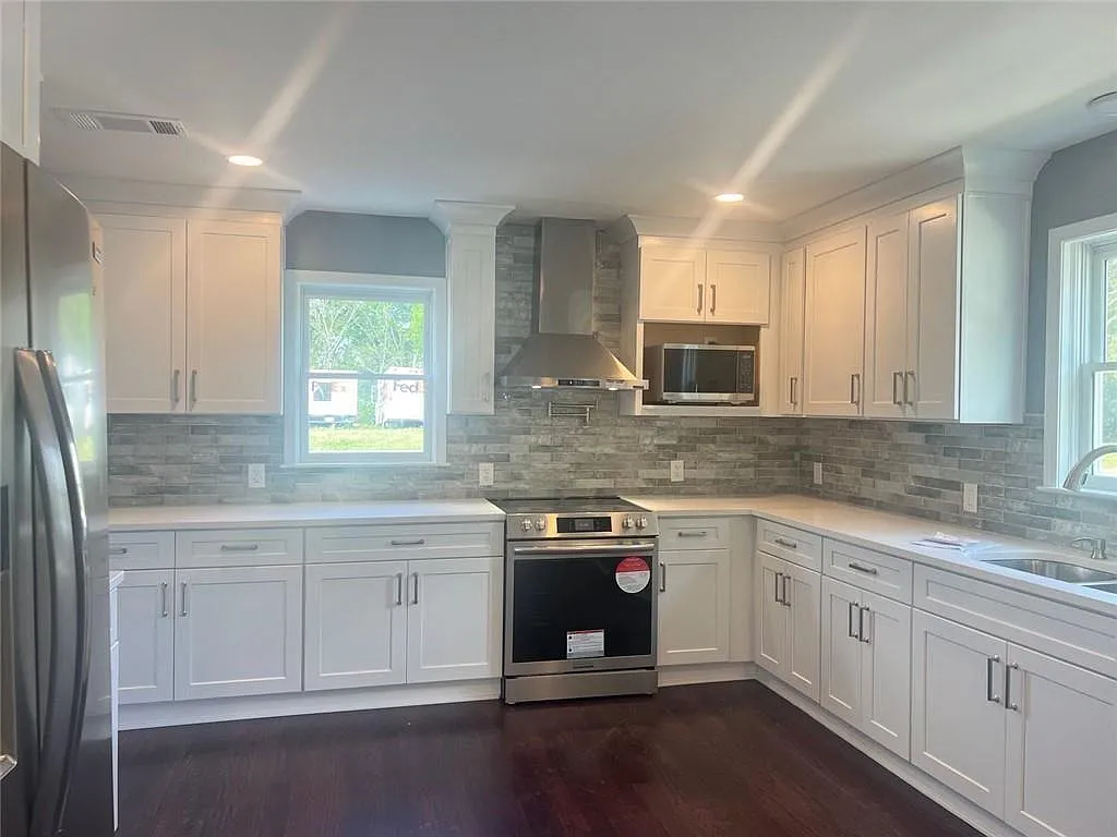 5 bed, 4.0 bath, 2575 sqft, $2,900 — Photo 4