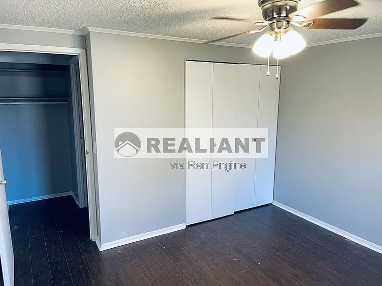 802 Amhurst Dr — Photo 2