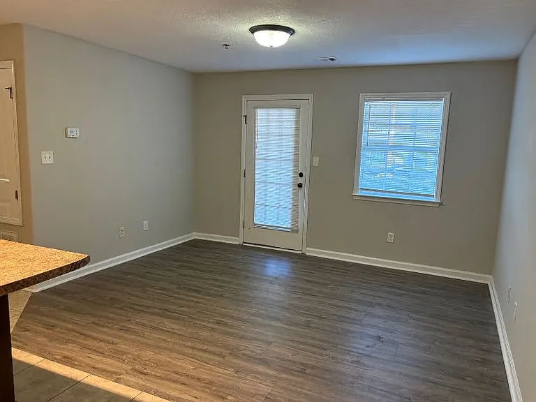 New London Apartments — Photo 30