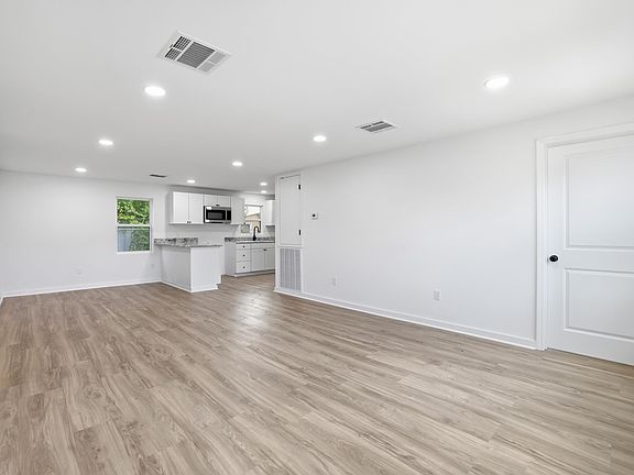4th image of 210 Leona St