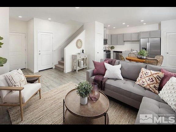 Open Livingroom & Kitchen