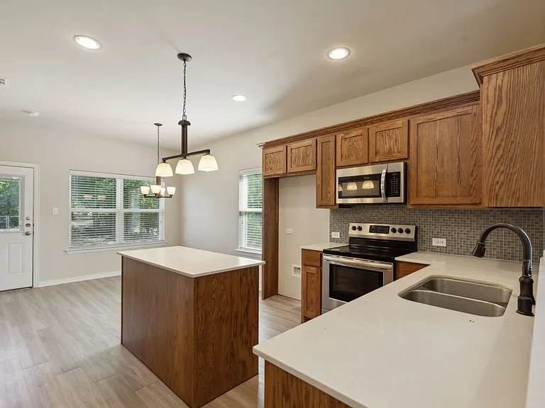 731 W Bond St — Photo 9