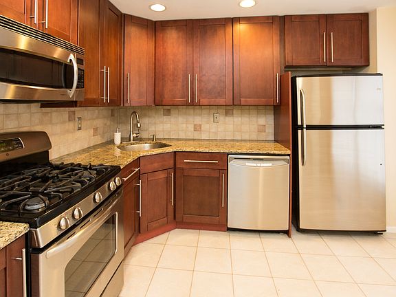 Gorgeous Newer Eat in Kitchen