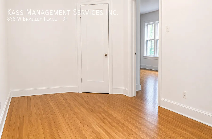 Spacious 3 Bed / 1 Bath Apartment in Lakeview Hardwood Floors & High Ceilings — Photo 3