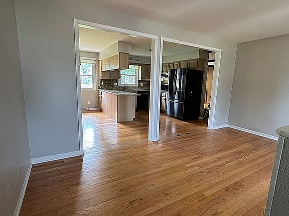 4th image of 1050 Johnston Dr