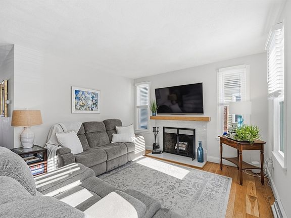 5th image of 262 Wellman Ave Unit 262