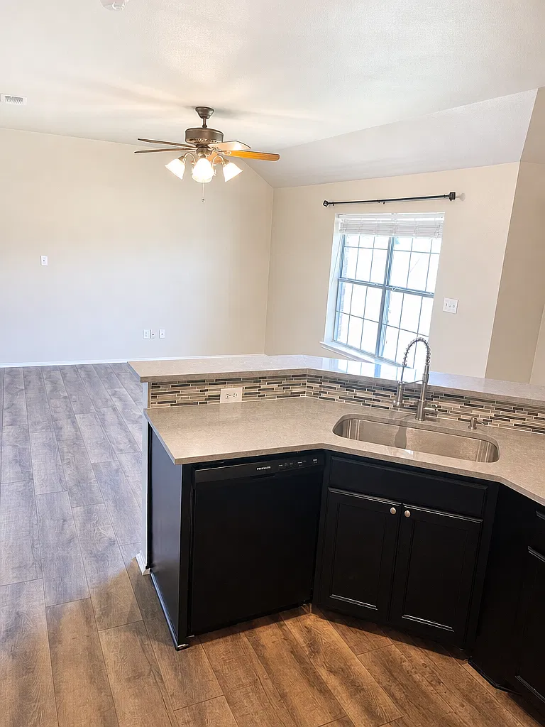131 Lindas Creek Ln — Photo 4