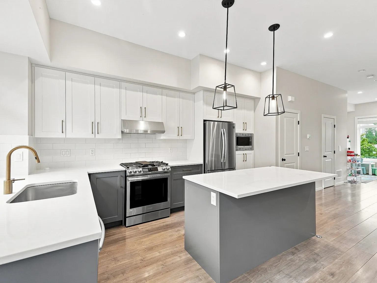 4 bed, 2018 sqft, $3,500 — Photo 3
