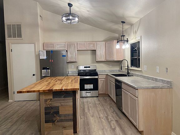 3rd image of 2932 Country Club Dr