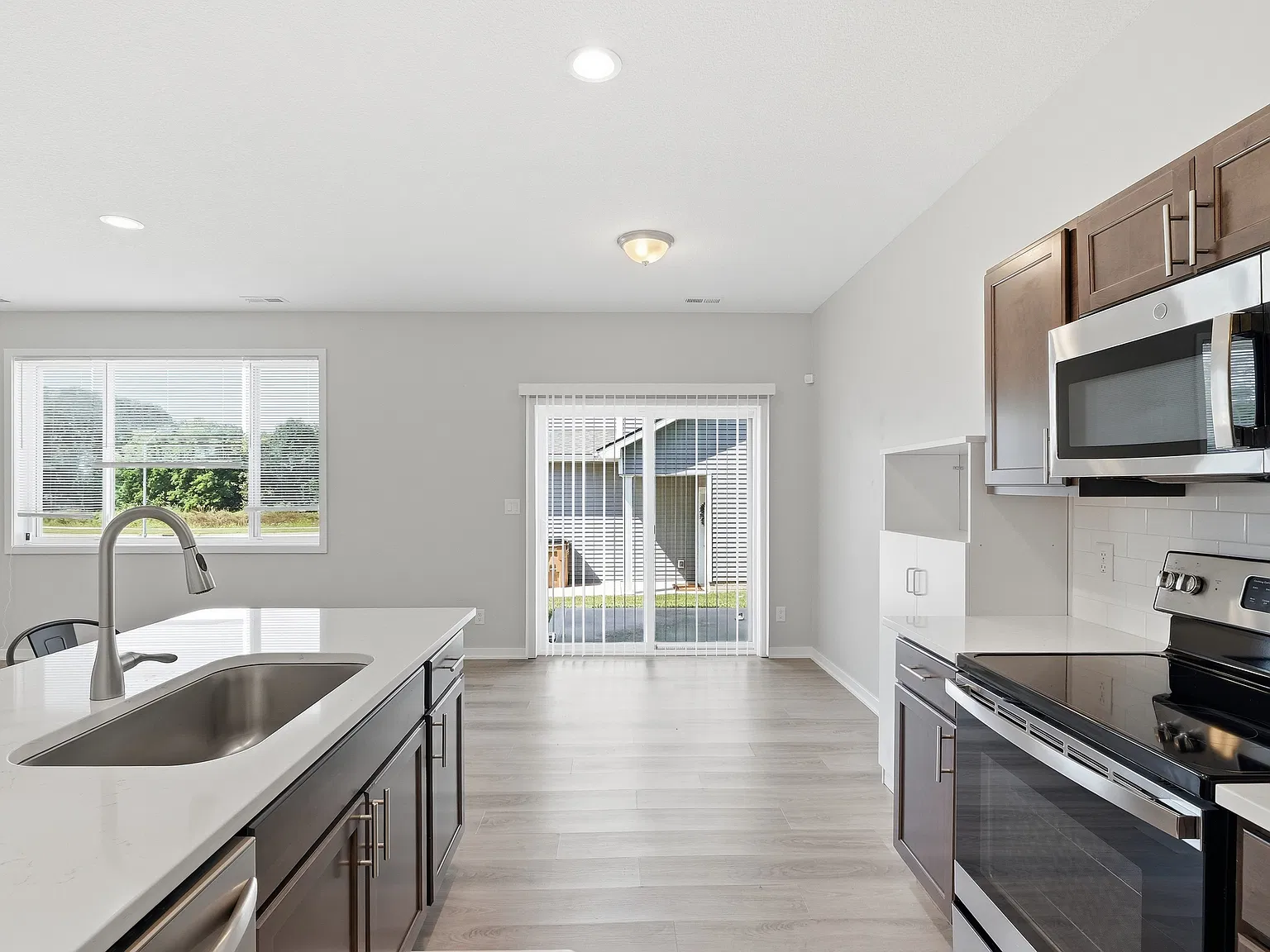 3 bed, 2.5 bath, 1617 sqft, $1,700 — Photo 4