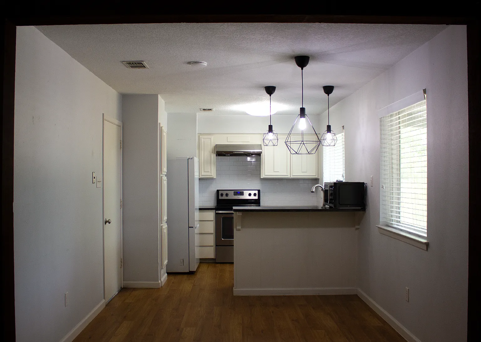 3 bed, 1323 sqft, $2,100 — Photo 2