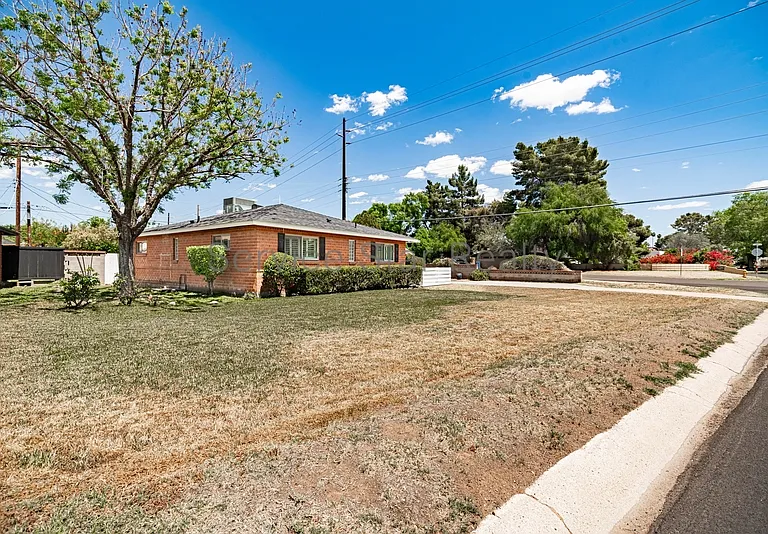 1946 E Rancho Dr — Photo 27