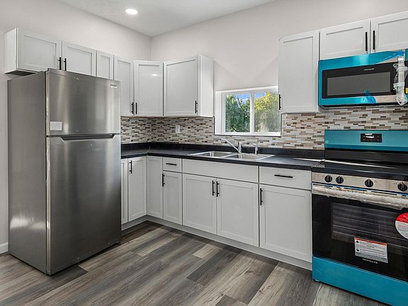 4th image of 302 W Freeman St