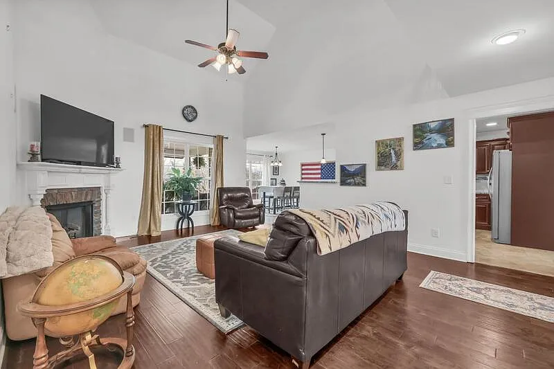 Building Photo - 820 Carousel Ct