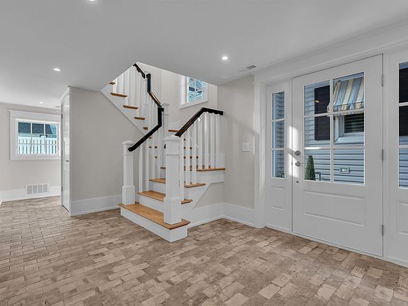 4th image of 810 Saint James Pl