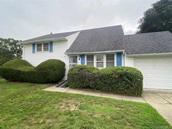 85 Stellenwerf Avenue, Islip Terrace, NY 11752