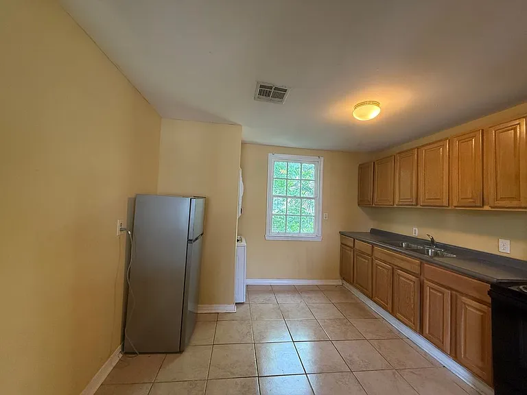 1559 Senate St — Photo 3