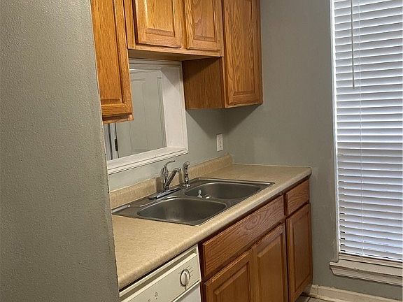 3rd image of 29 Knollwood Cir