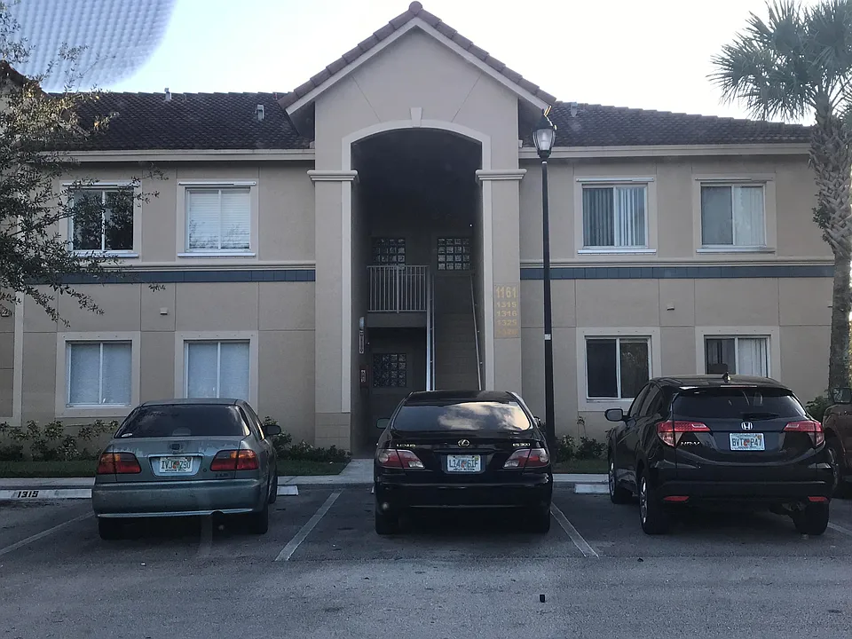 1095 Golden Lakes Blvd