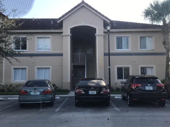 1095 Golden Lakes Blvd, West Palm Beach, FL