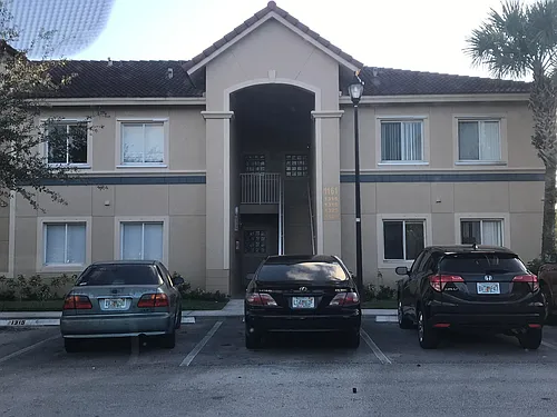1095 Golden Lakes Blvd Photo 1