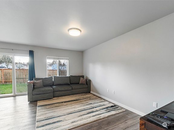 5th image of 2706 186th St E
