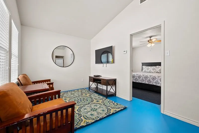 1 bed, 1.0 bath, 500 sqft, $1,300 — Photo 3