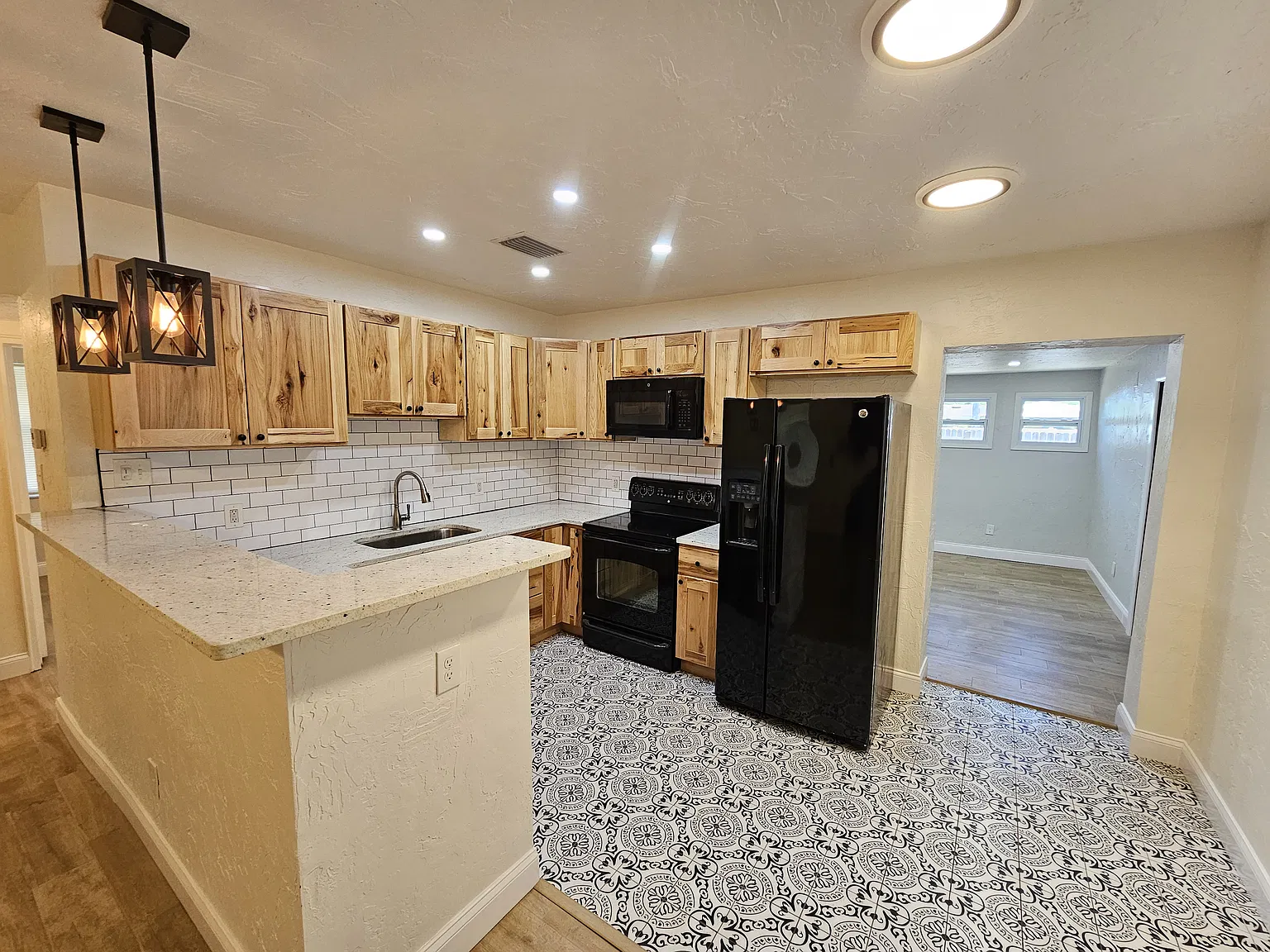 2 bed, 902 sqft, $2,200 — Photo 3