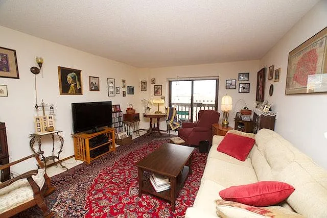2 bed, 1000 sqft, $1,525 — Photo 2