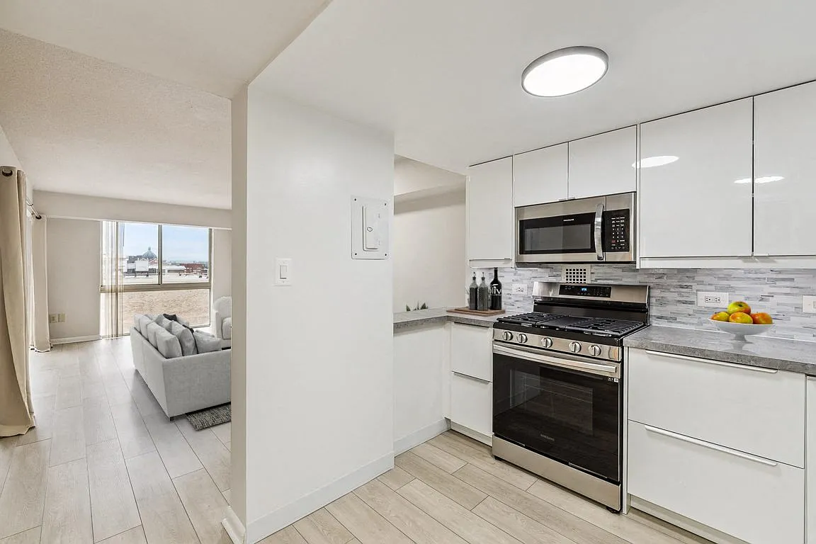 Windsor House Apartments — Photo 1