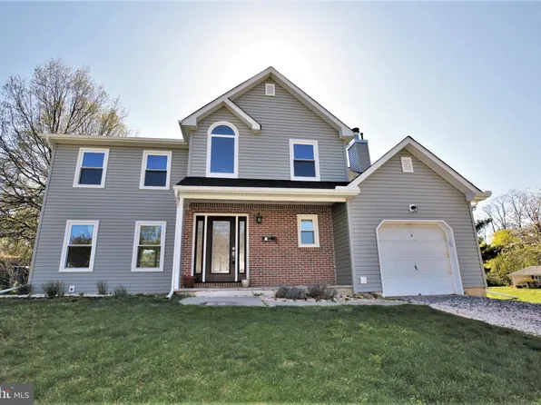 2 Eamonn Ct, Kendall Park, NJ 08824