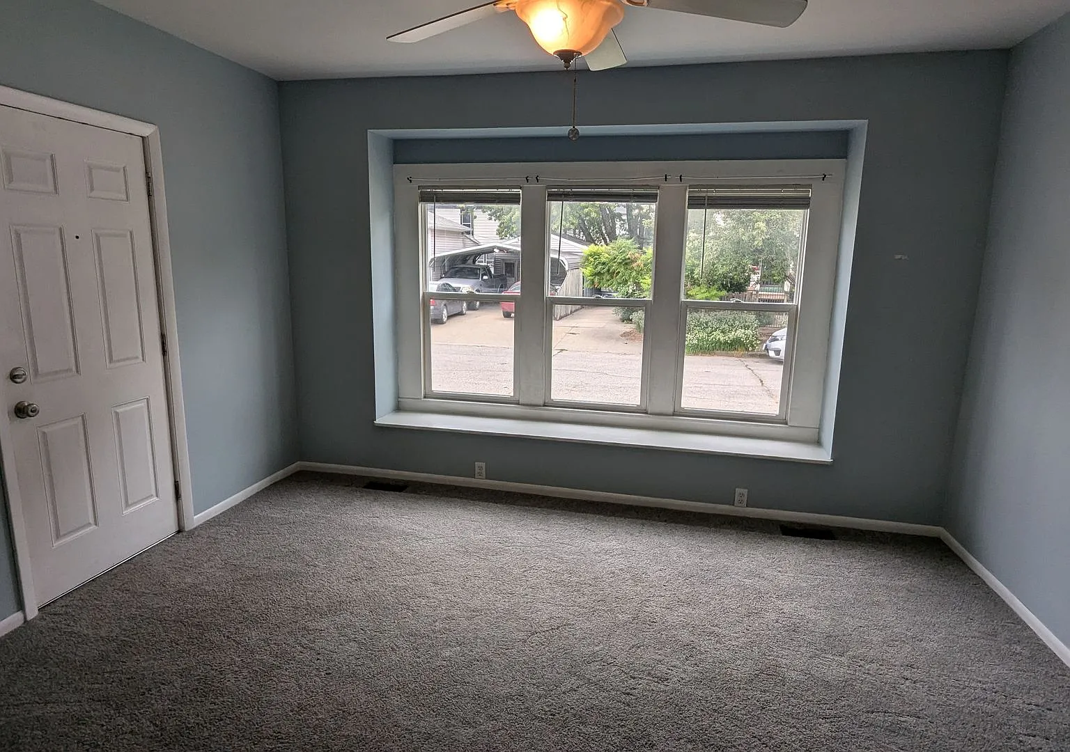 2-bedroom home close to shopping and transit — Photo 4