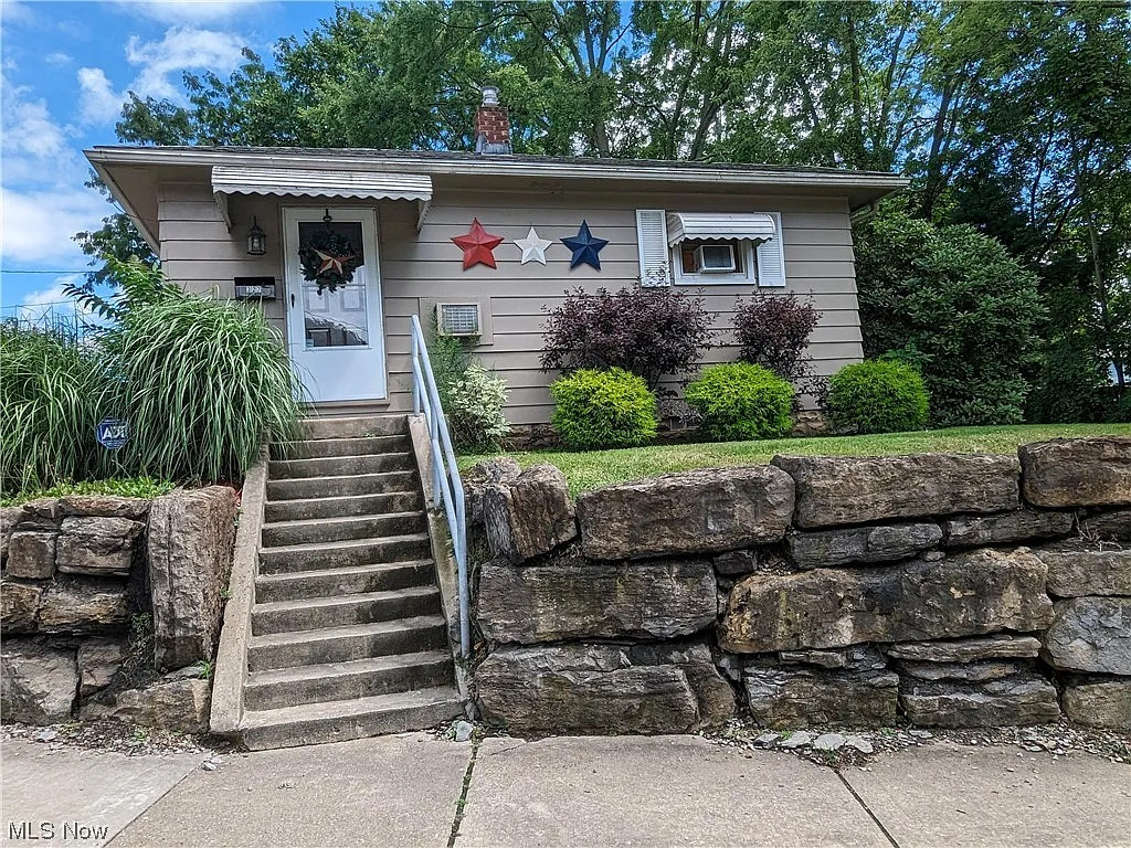 327 W State St photo 1