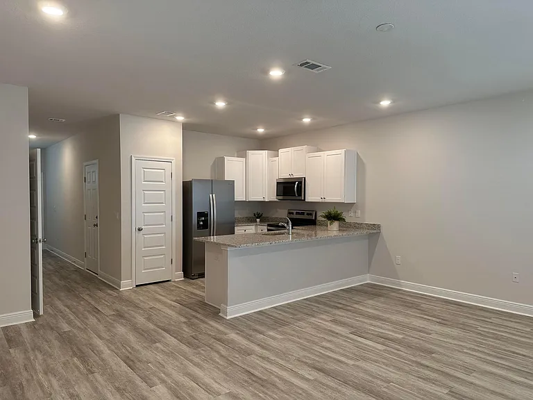 1025 McLaren Cir — Photo 7