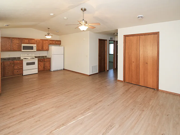 213 W 4th St — Photo 3