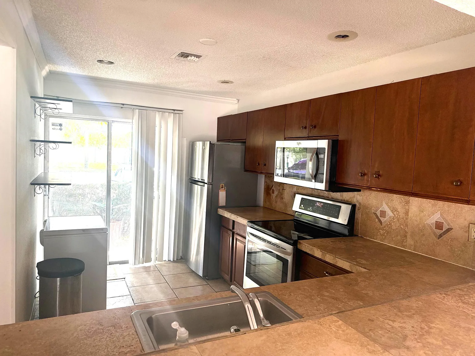 2 bed, 2.5 bath, 1122 sqft, $1,990 — Photo 3