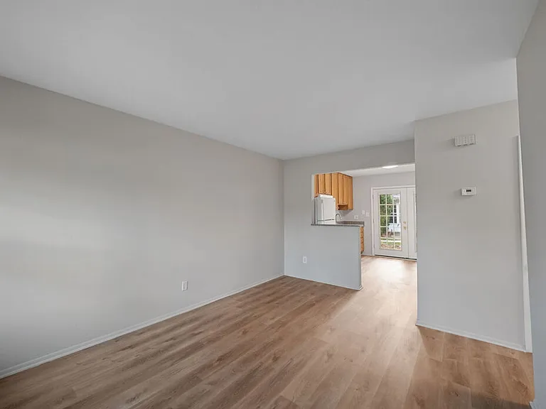 Plymouth Gardens Apartments — Photo 8