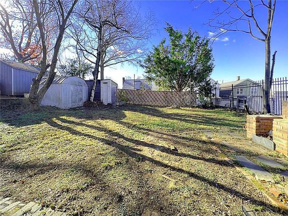 5th image of 214 Brehaut Ave
