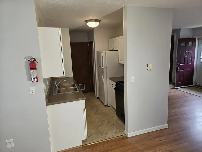 152 Cottage Grv #B — Photo 6