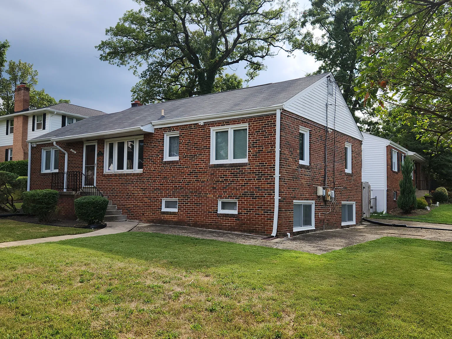 5 bed, 2200 sqft, $3,950 — Photo 3