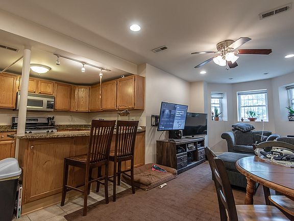 3rd image of 3126 N Sheffield Ave APT Gdn