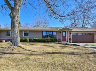 1300 Riverton Dr, Mukwonago, WI 53149