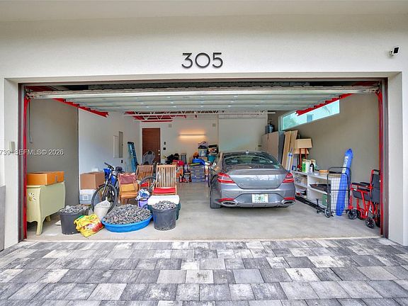 4th image of 305 Oak St